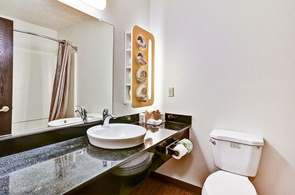 Economy Inn Pittsburgh Airport Moon Township ภายนอก รูปภาพ
